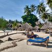 Voorbeeldaccommodatie Zanzibar Paradise Beach strand en ligbedjes